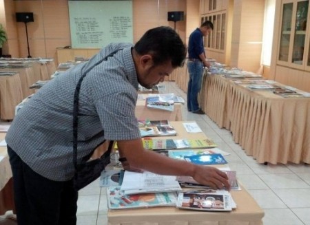 Salah satu dewan juri sedang menilai salah satu media yang mengikuti Indonesia Student Print Media Award (ISPRIMA) 2016. Foto : SPSIndnesia.org 