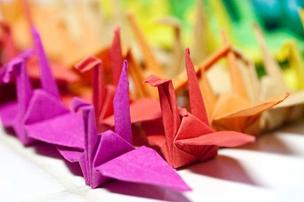 Origami tengah dipromosikan sebagai terapi relaksasi baru menyusul tren buku mewarnai untuk orang dewasa. 