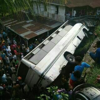 Kondisi bus Unand yang mengalami kecelakaan di dekat gerbang utama kampus Unand. Foto : Unand.ac.id