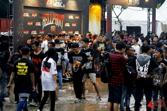Hujan deras dan lokasi konser yang becek tak menyurutkan semangat penonton HellPrint United Day IV 2016 di kawasan Tugu Bandung Lautan Api, Tegalega- Bandung, Minggu (07/02/2016).