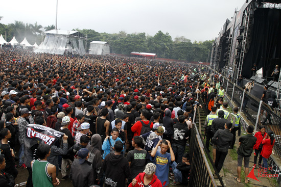 Suasana konser HellPrint United Day IV "New Bloods, New Story" di Tugu Bandung Lautan Api, Tegalega-Bandung, Minggu (07/02/2016)