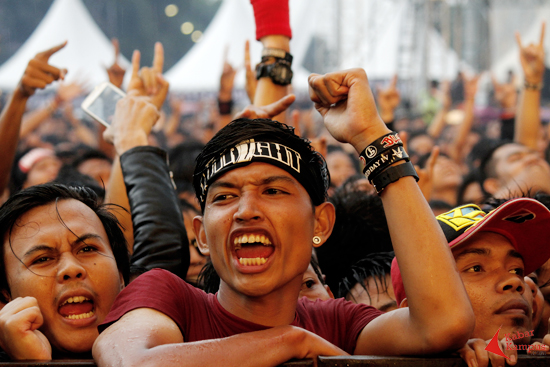 Penonton mengekspresikan diri dengan bernyanyi bersama dalam acara HellPrint United Day IV 2016 di kawasan Tugu Bandung Lautan Api, Tegalega- Bandung, Minggu (07/02/2016).