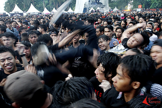 Menjatuhkan diri di atas kerumunan salah satu cara mengekspresikan kecintaan musik underground dalam acara HellPrint United Day IV 2016 di kawasan Tugu Bandung Lautan Api, Tegalega- Bandung, Minggu (07/02/2016).
