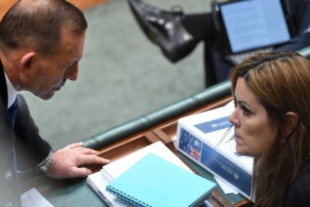 Tony Abbott dan Peta Credlin dalam sesi Tanya-Jawab di Parlemen Australia. (Credit: AAP) 