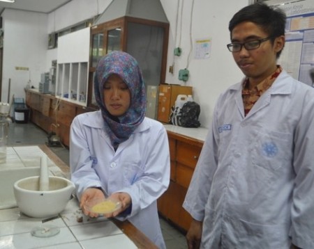 Andika Cahya Widyananda, dan Dyah Ayu Permatasari Tedjo Pradipto menunjukkan tepung biji durian yang digunakan sebagai campuran pembuatan bioplastik. Dok. UGM