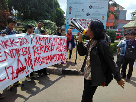 Mahasiswa UIN Jakarta menggelar aksi di depan Rektorat UIN Jakarta, Kamis, (17/03/2016). Foto : Rizki