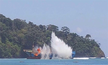 Pemerintah Indonesia menenggelamkan kapal FV Viking yang melakukan illegal fishing di perairan Indonesia. FOTO : Humas Kelautan dan Perikanan. 