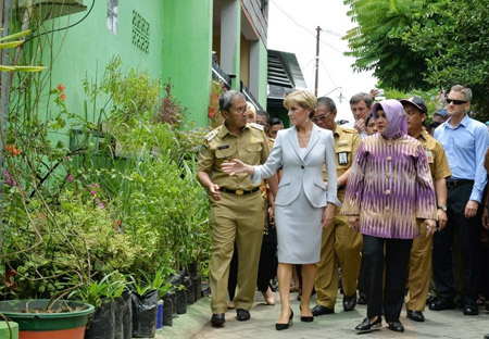 Menlu Australia Julie Bishop bersama Walikota Makassar Dany Pomanto di Makassar, Selasa 22 Maret 2016. (Foto: Twitter @DubesAustralia)