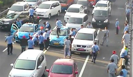 Demo Brutal Sopir Taksi di Jakarta