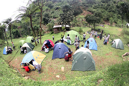 Suasana base camp kegiatan Green Camp LSPR di Gunung Salak, Bogor.