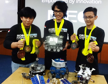 (Kiri-kanan) Tim Robotika Unikom Bandung Rizaldi Permana, M Iqbal Wiguna, dan Ihsan Faturohman meraih medali emas dalam kompetisi robot internasional, The 12th Annual Robogames 2016, San Francisco, Amerika Serikat. FOTO : ENCEP SUKONTRA