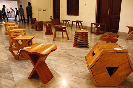 Mahasiswa Desain Interior memamerkan lebih dari 40 kursi Stole dalam pameran Beranda di Gedung Indonesia Menggugat, Bandung. Foto : Fauzan