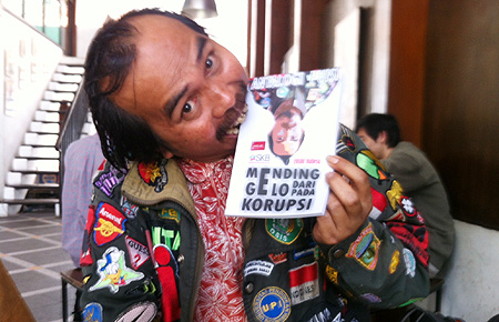 Gusjur, pendiri Teater Tarian Mahesa dan lulusan UPI Bandung menerbitkan Antologi Puisi: Mending Gelo Dari Pada Korupsi di Gedung Indonesia Menggugat (GIM), Bandung. FOTO : ENCEP SUKONTRA