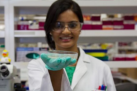 Mahasiswa asal AS, Jana Soares, sedang meneliti cacing untuk mengatasi superbug yang resisten terhadap antibiotik. (Credit: ABC) 