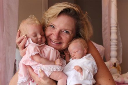 Vynette Smith dan dua boneka reborn buatannya. (Credit: ABC)