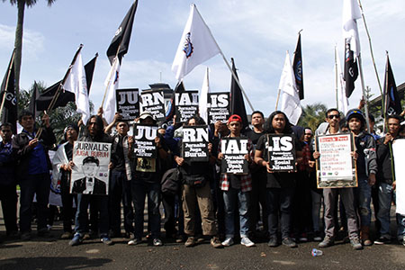 Solidaritas Jurnalis Bandung merayakan Hari Buruh Internasional di depan Gedung Sate, Bandung, (Minggu/01/05/2016). Foto : Fauzan Sazli