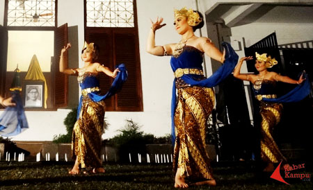 Sanggar tari Wirahma Bandung mempersembahkan Tari Sulintang, salah satu tari karya Tjetje Soemantri dalam peringatan World Dance Day 2016 di Gedung Indonesia Menggugat, Bandung. FOTO : ENCEP SUKONTRA/KABARKAMPUS 