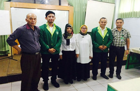 Dr. Ir. Mansur Azis, M.Si  (Kiri) dan Dr.Gunawan Bata Ilyas, Se, M.Si (paling kanan) seusai menyudisium mahasiswa pasca sarjana STIE Amkop Makassar.