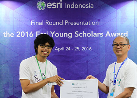 Tombayu Amadeo Hidayat, mahasiswa Institut Teknologi Bandung (ITB) meraih predikat Indonesia Young Scholar dari kompetisi Esri Young Scholar Award (EYSA) 2016. 