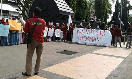 KAMMI Semarang menggelar aksi peringatan Hari Kebangkitan Nasional di kantor Gubernur, Jawa Tengah, Jumat, (20/05/2016). Foto : KAMMI