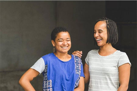 Lucie Cutting dan Nkechi Anele menciptakan website berbagi cerita dikalangan warga Australia yang memiliki latar belakang ras dan kebudayaan ganda. (Supplied: Breeana Dunbar Photography)