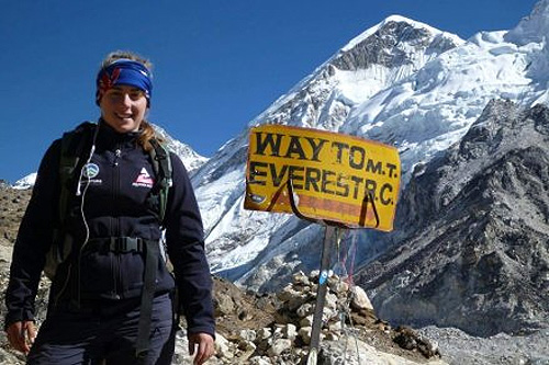 Alyssa Azar berangkat pukul 4:00 pagi waktu Nepal untuk pendakian terakhir setinggi 800 meter untuk sampai ke puncak Gunung Everest. (Credit: ABC) 