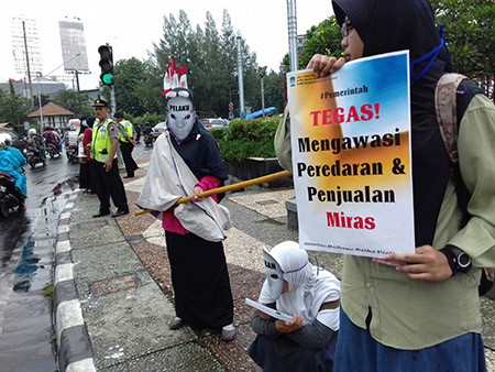 KAMMI semarang menggelar aksi di Kawasan Tugu Muda, Semarang, Rabu, (25/05/2016). 