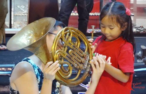 Zahra, salah satu siswa Rumah Autis Bandung belajar memainkan alat musik horn bersama Bandung Philharmonic dalam acara "We Care We Share" di Bandung Trade Center (BTC) Fashion Mall, Bandung, Senin (30/05/2016). FOTO : ENCEP SUKONTRA