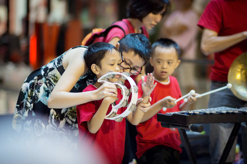 Keseruan anak berkebutuhan khusus dari Rumah Autis Bandung bersama musisi Bandung Philharmonic dalam acara "We Care We Share" di BTC Fashion Mall, Bandung, Senin (30/05/2016).