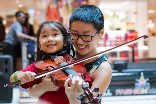 Anak berkebutuhan khusus memiliki kemampuan memainkan alat musik saat acara "We Care We Share" bersama kelompok musik orkestra Bandung Philharmonic di BTC Fashion Mall, Bandung, Senin (30/05/2016).