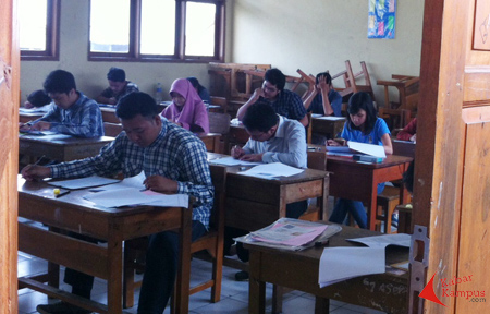 Ujian SBMPTN di SMP YAS Bandung, Selasa (31/05/2016). ENCEP SUKONTRA