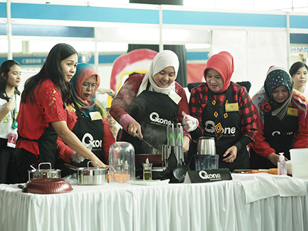 Ibu-ibu mengikuti lomba masak makanan Brunei Darussalam.