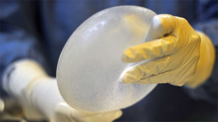 Implant payudara yang digunakan dalam operasi plastik. FOTO : AFP/Christophe Simon