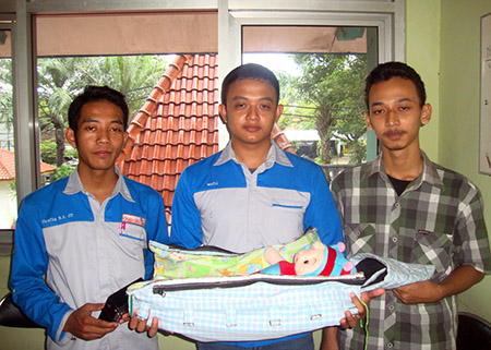 Syafiq Bullah Amin, Rahmawan Wijaya dan Mufti Mubarok memperlihatkan Pup Baby.