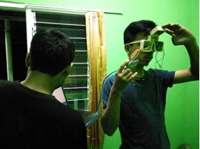 Mahasiswa UGM menguji  K Netra, Kaca Mata Cerdas untuk Tuna Netra. Dok. UGM
