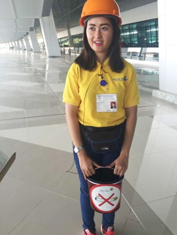Duta anti rokok di Bandara Soekarno Hatta Risma Marshalindra.  ABC News: Adam Harvey