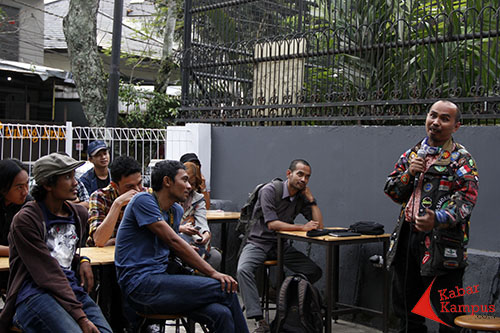 Gusjur, penyair "gelo" Bandung mengomentari diskusi "Asal Muasal Pelukan".