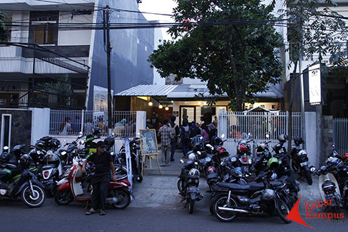 Suasan diskusi "Asal Muasal Pelukan" di KaKa Kafe dari luar.