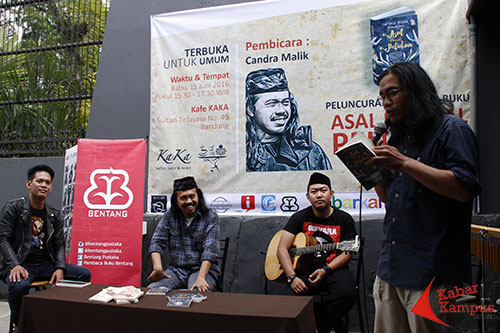 Adie Marsiela, Ketua AJI Bandung membacakan puisi dari buku "Asal Muasal Pelukan" Candra Malik.