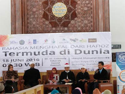 Keluarga Hafidz Quran dari Mesir berbagi pengalaman menghafal Alquran di Masjid Manarul Ilmi ITS.