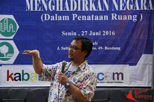 Nur Syawal, dari AJI Bandung memoderatori diskusi "Menghadirkan Negara Dalam Penataan Ruang".