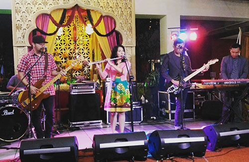 Mocca tampil di The Symphony Of Ramadhan Setiabudi One, Jalan HR Rasuda Said Kuningan Jakarta.