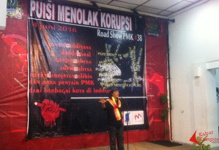 Syarifuddin Arifin, Penyair dari Padang dalam Roadshow "Puisi Menolak Korupsi"  di Gedung Indonesia Menggugat, Bandung, Sabtu (04/06/2016). FOTO : ENCEP SUKONTRA