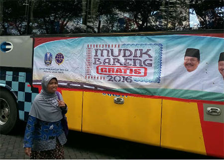 Jamaah Masjid ITS berangkatkan sebanyak 459 peserta mudik bareng dengan 10 bus gratis. Dok. ITS