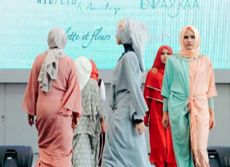 Fashion show para desainer muda Indonesia di Jakarta Islamic Fashio Guide, Masjid Cut Meutia, Jakarta.