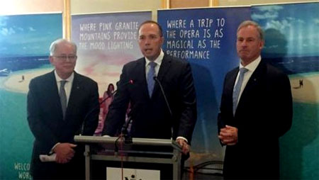 Dari kiri ke kanan: Menteri Perdagangan Australia, Andrew Robb; Menteri Imigrasi dan Perlindungan Perbatasan Australia, Peter Dutton; dan Menteri Pariwisata dan Pendidikan Internasional Australia, Richard Colbert. (Foto: twitter @DubesAustralia)