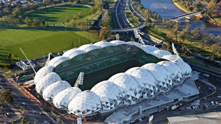 Stadion AAMI-Park Melbourne yang berbentuk persegi panjang yang memiliki kapasitas hingga 30 ribu orang penonton.