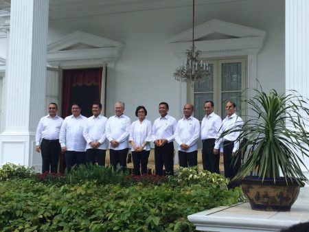 Para menteri baru Kabinet Kerja yang telah diumumkan oleh Presiden Jokowi, berfoto bersama di halaman Istana Merdeka, Jakarta, Rabu (27/7/2016). Foto  " setkab.go.id