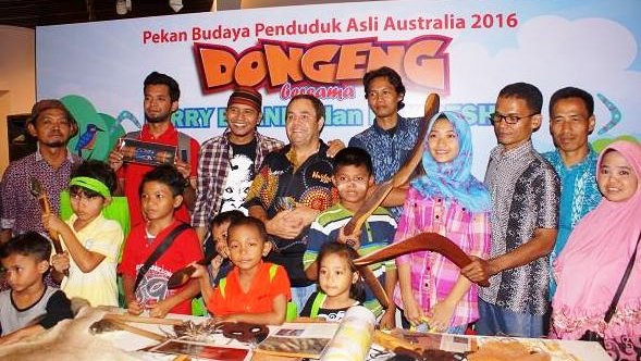 Larry dan anak-anak di perayaan Pekan NAIDOC di Jakarta.  Facebook; Larry Brandy Aboriginal storyteller