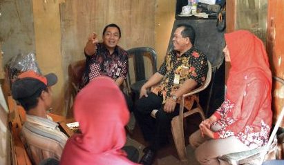 Hendrar Prihadi, Walikota Semarang, mengunjungi rumah Firna Larasati, mahasiswa Unnes, anak seorang pemulung yang lulus cumlaude. Dok. Unnes